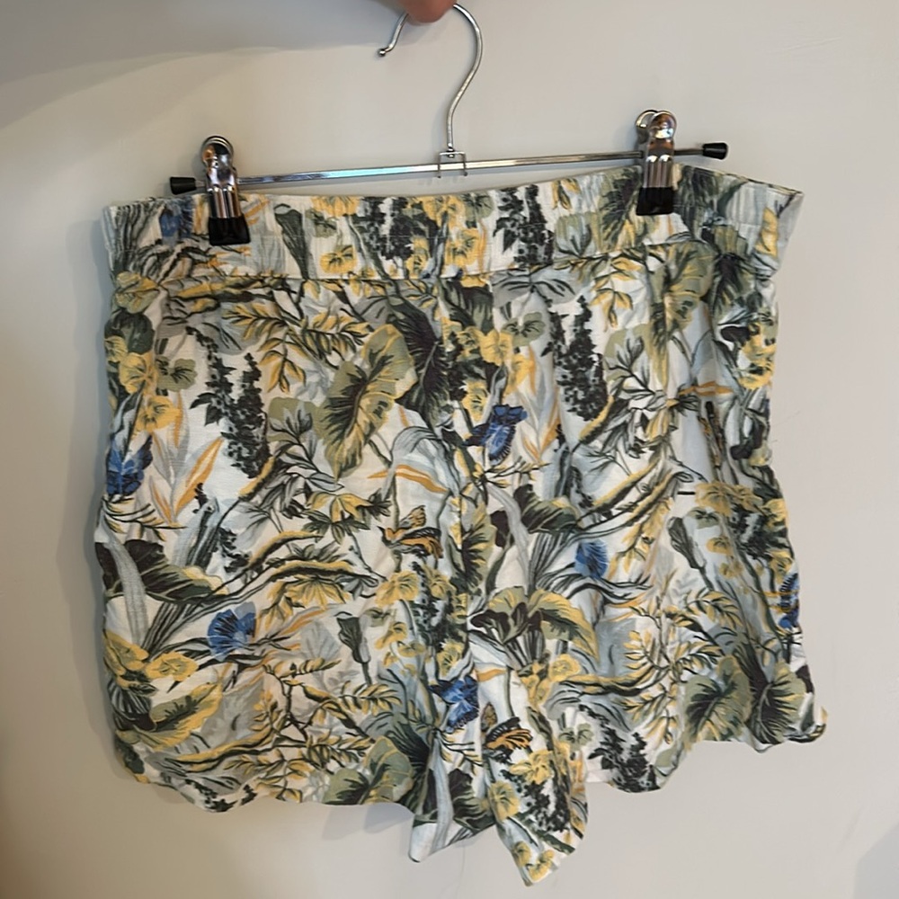 Abercrombie knit tropical print shorts. Pockets and elastic-backed waist - Picture 3 of 3